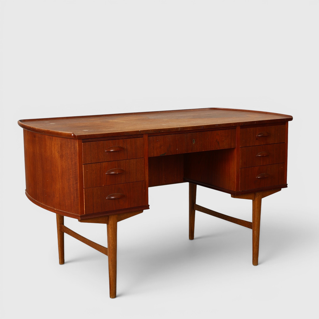 DANSK MØBELDESIGN. Fritstående skrivebord af teak og eg, 1950'erne.
