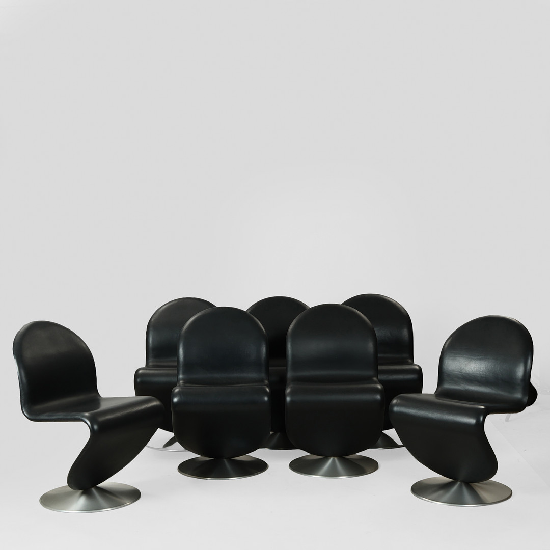 VERNER PANTON. System 1-2-3, Sæt på syv stole, sort læder. (7).