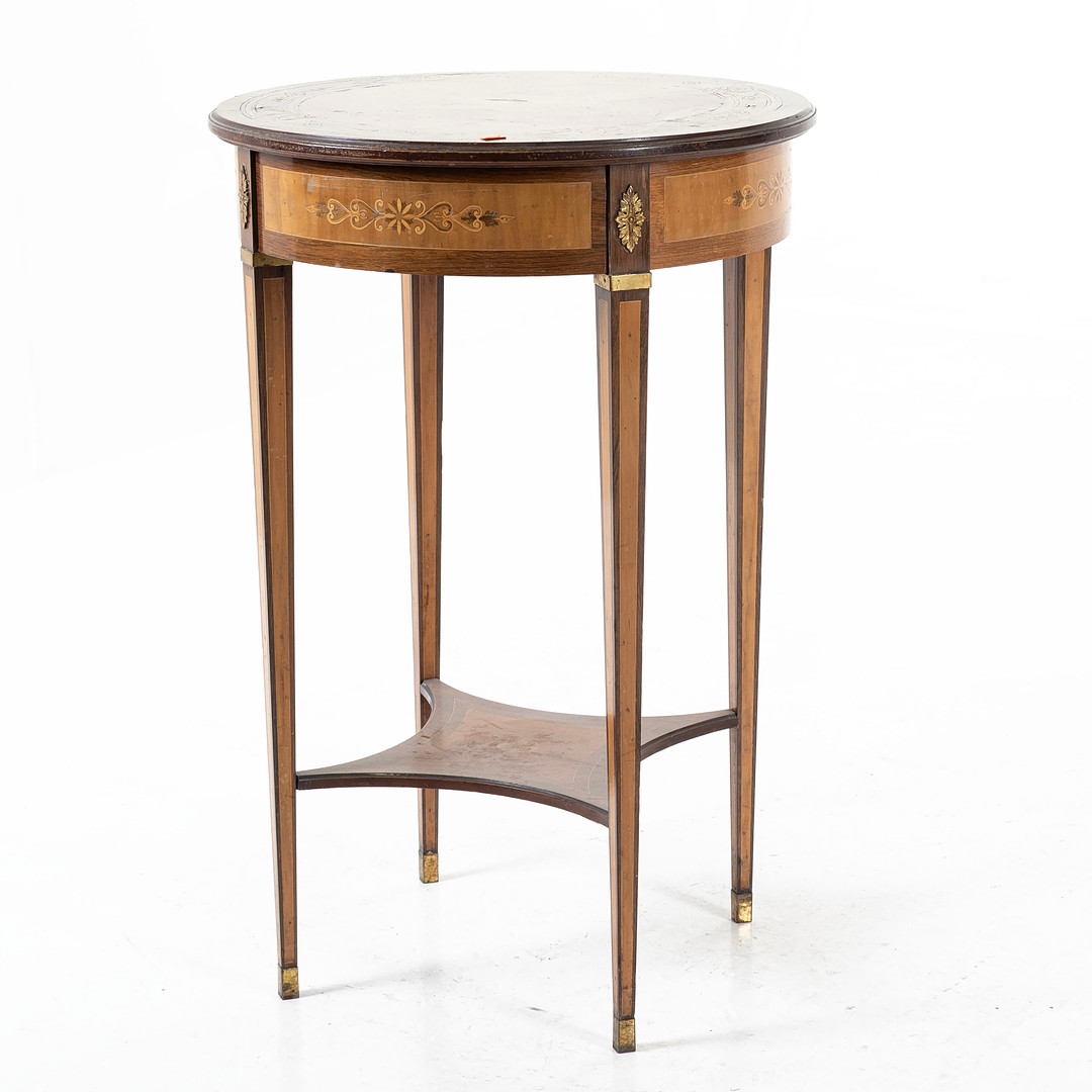 BORD, 1900-talets början, Louis XVI-sti, fanérat i mahogny, dekor av intarsia, beslag och fothylsor i mässing.
