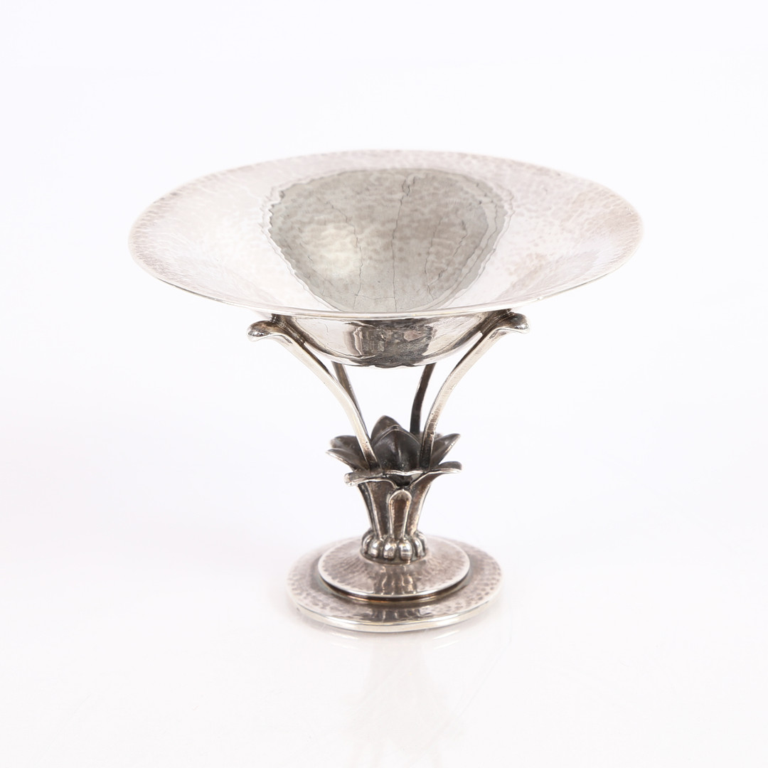 GEORG JENSEN. Lille sjælden opsats af hammerslået sterlingsølv, dessin 330, 1925-1932.