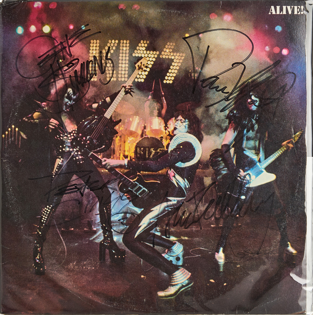 KISS AUTOGRAFER. Vinyl "Alive!" med signerat omslag. Astor records. 1975. Medföljer svartvitt promotionfoto.