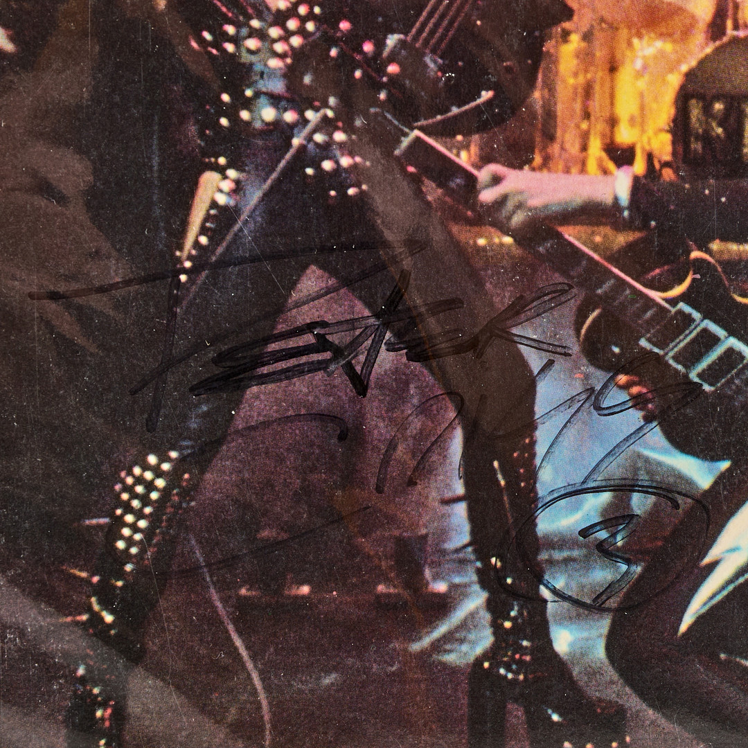 KISS AUTOGRAFER. Vinyl "Alive!" med signerat omslag. Astor records. 1975. Medföljer svartvitt promotionfoto.