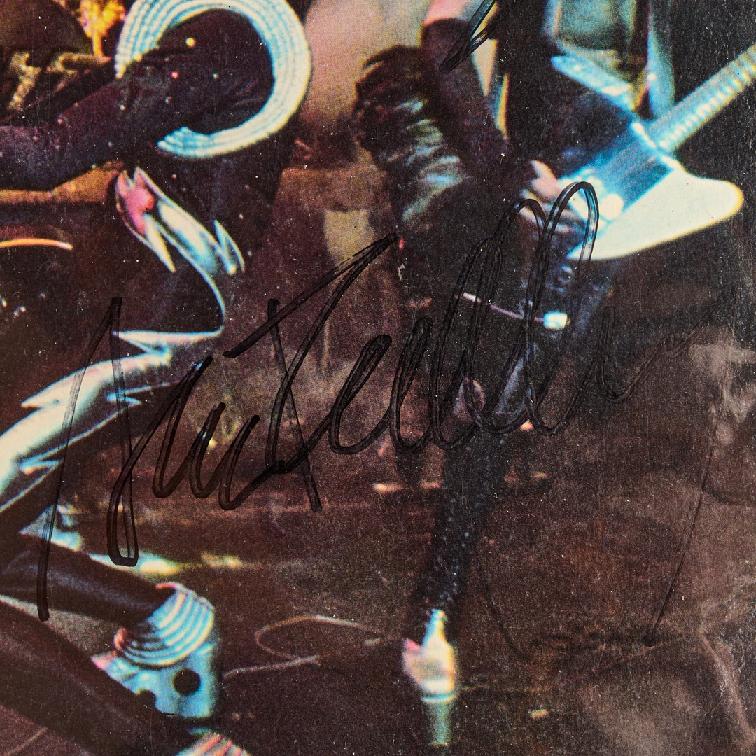 KISS AUTOGRAFER. Vinyl "Alive!" med signerat omslag. Astor records. 1975. Medföljer svartvitt promotionfoto.