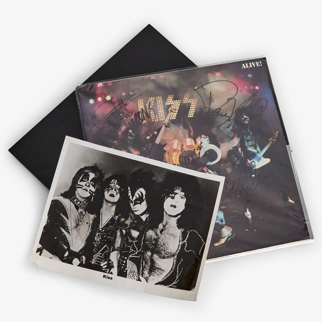 KISS AUTOGRAFER. Vinyl "Alive!" med signerat omslag. Astor records. 1975. Medföljer svartvitt promotionfoto.