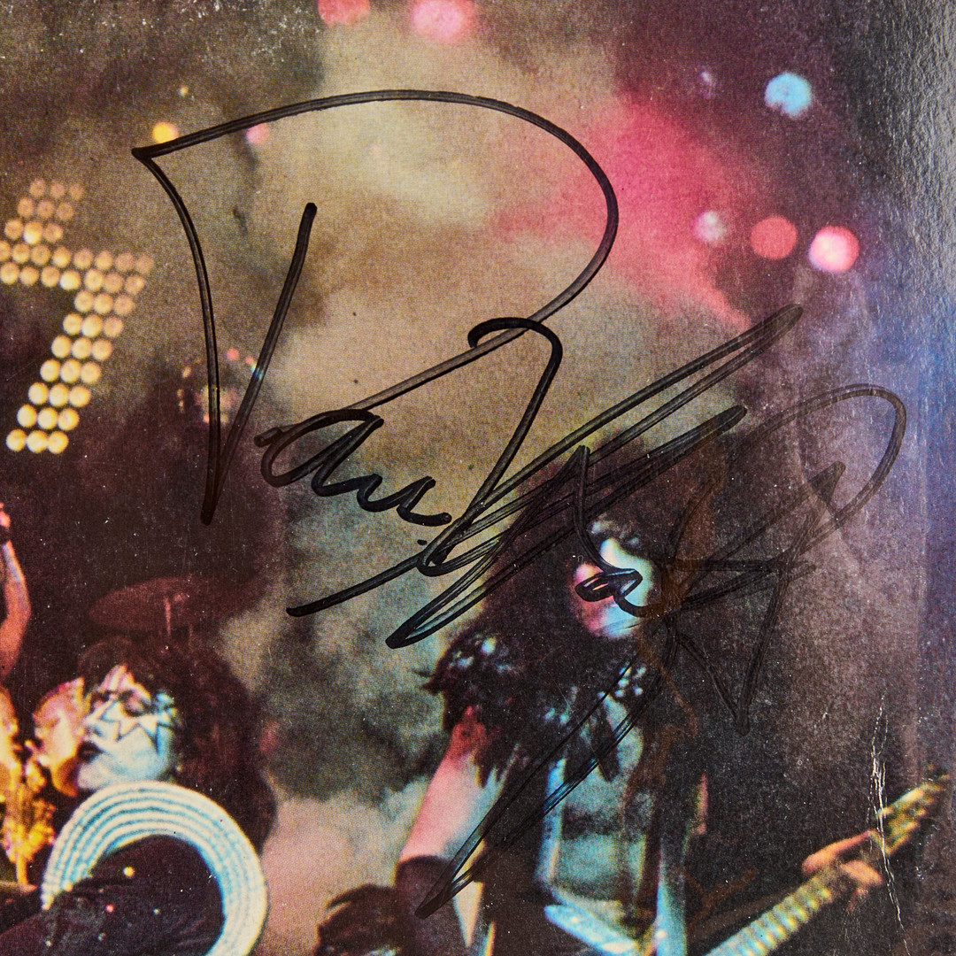 KISS AUTOGRAFER. Vinyl "Alive!" med signerat omslag. Astor records. 1975. Medföljer svartvitt promotionfoto.