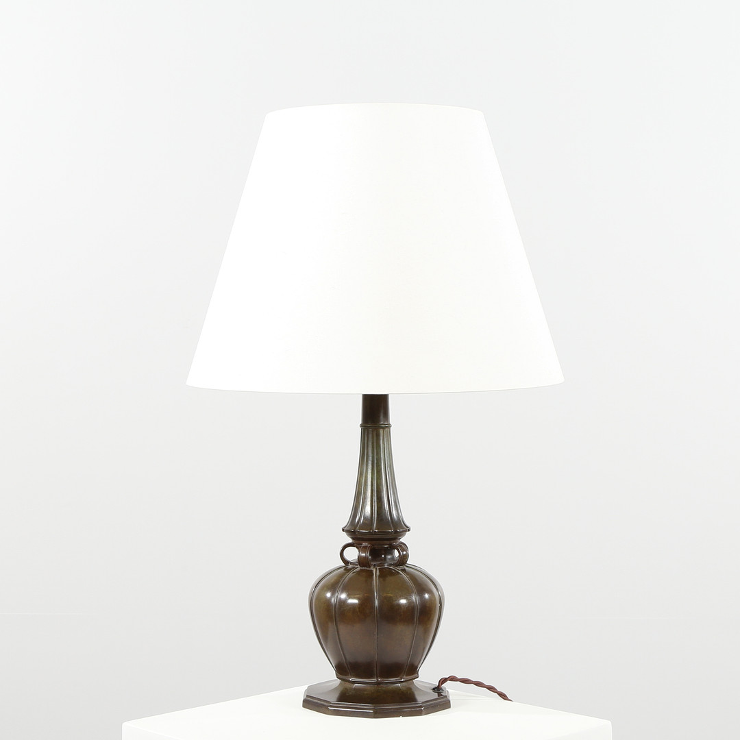 JUST ANDERSEN. Bordlampe af diskometal, dessin 2239.
