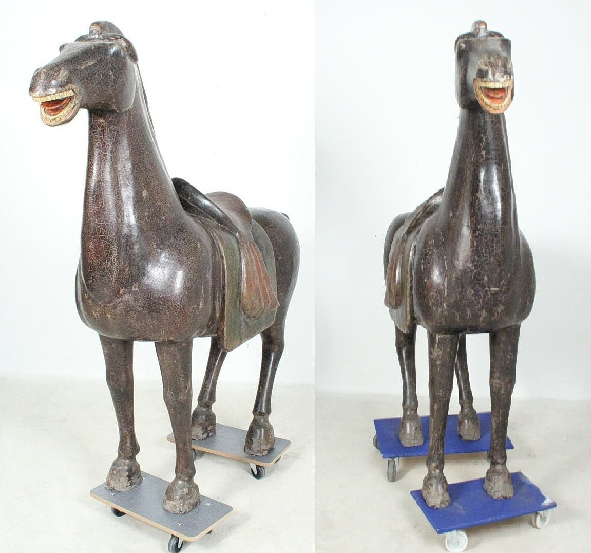 Paar große 'Chinesische Tang-Pferde' aus geschnitztem Holz. H. 180 cm. B. 190 cm.