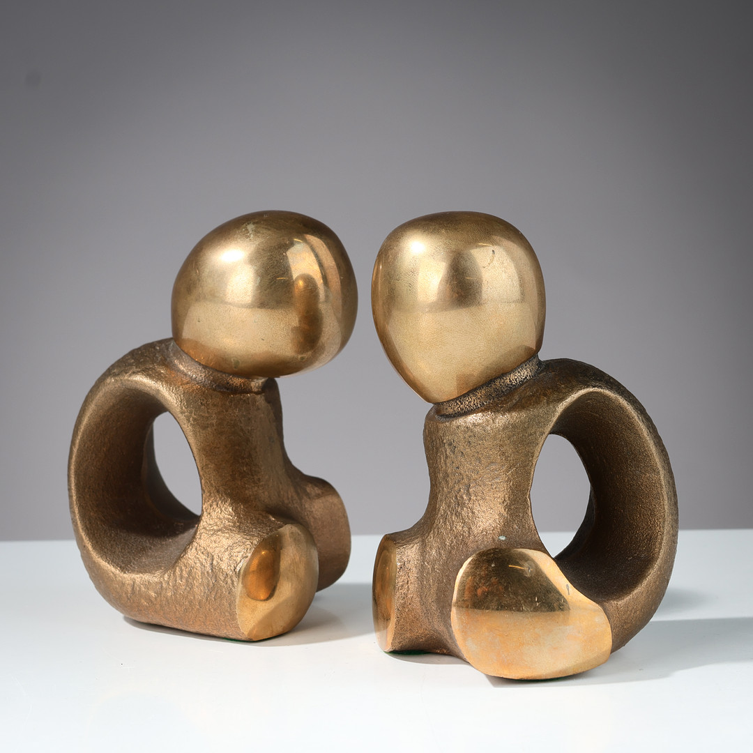 ERLING ANDERSEN. "Optimist" og "Pessimist", et par skulpturelle bogstøtter i bronze, Danmark, 1900-tallets anden halvdel, (2).