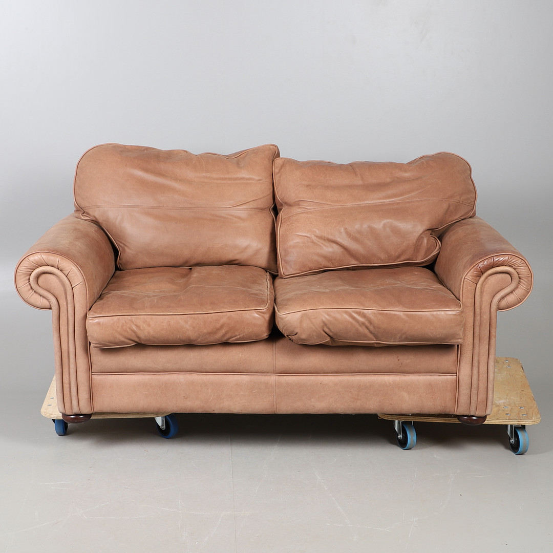 A CONTEMPORARY LIGHT BROWN LEATHER TWO SEATER SETTEE.