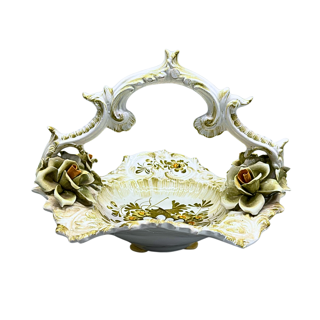 PORZELLANSCHALE IM BAROCKSTIL MIT BLÜTEN UND BLÄTTERN.