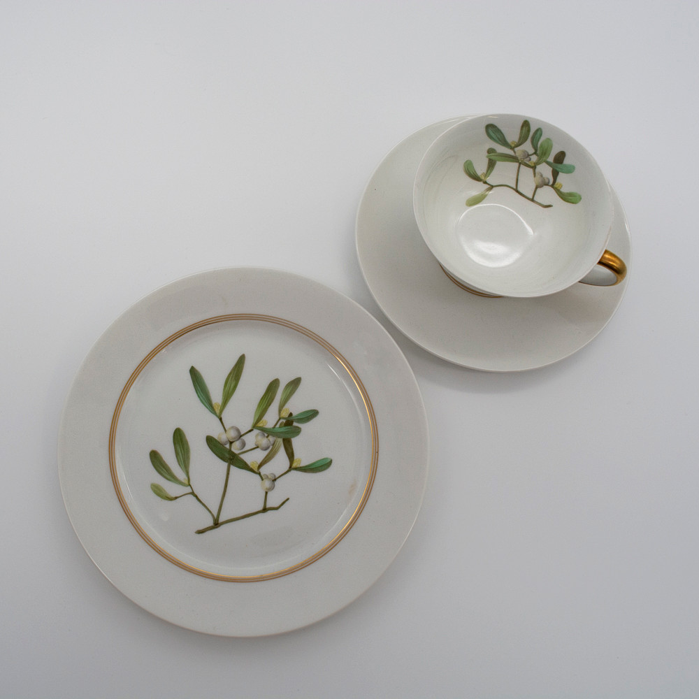 CHARLOTTE VON STEIN. SAMMLER PORZELLAN VON ROSENTHAL, TELLER, UNTERTELLER UND TASSE, HANDKOLORIERT, DEKOR: MISTELZWEIG UND GOLDRAND, 1920ER JAHRE.