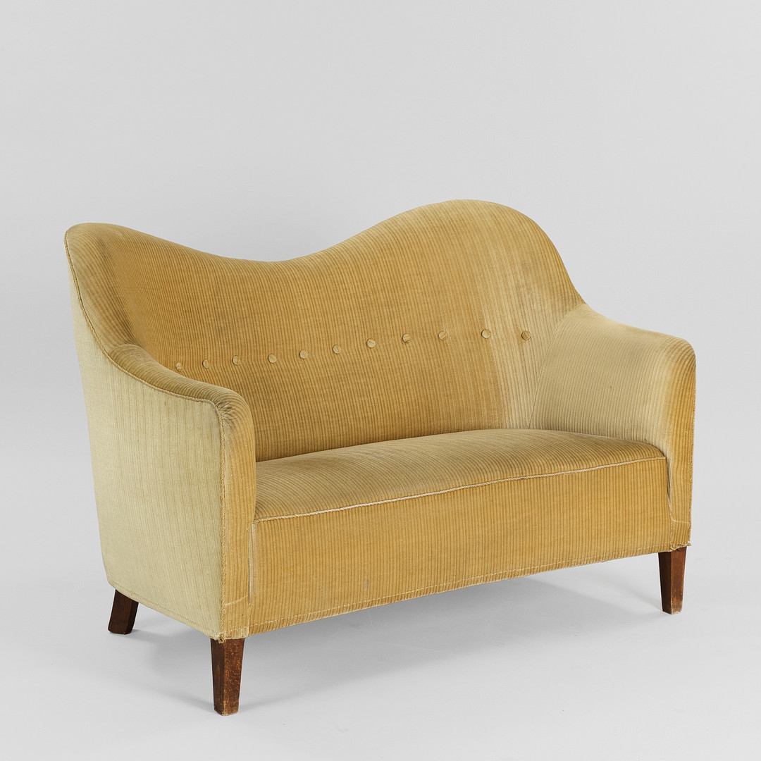 DANSK MØBELDESIGN. Sofa med svungen ryg betrukket med dybhæftet velour, ben af bejdset bøg, ca. 1950'erne.