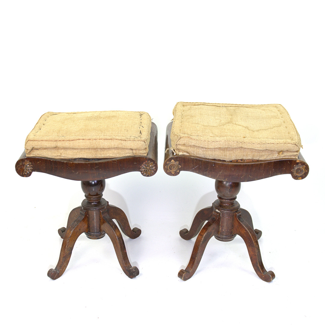 TABURETTER, ett par, mahognyfanér, sits med stoppning, 1900-tal.