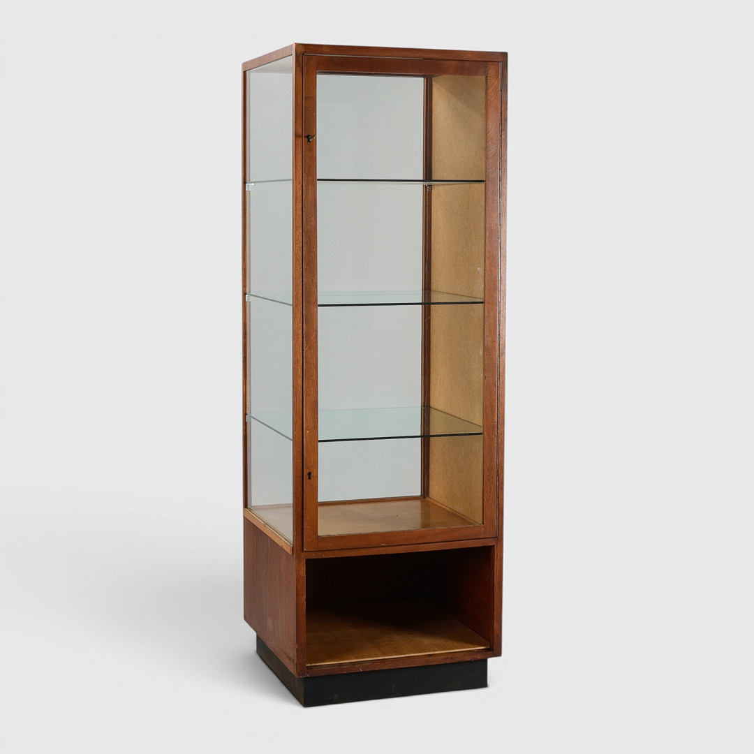 DANSK MØBELDESIGN. Vitrineskab af teak med sider, låge og hylder af glas, 1900-tallets midte.