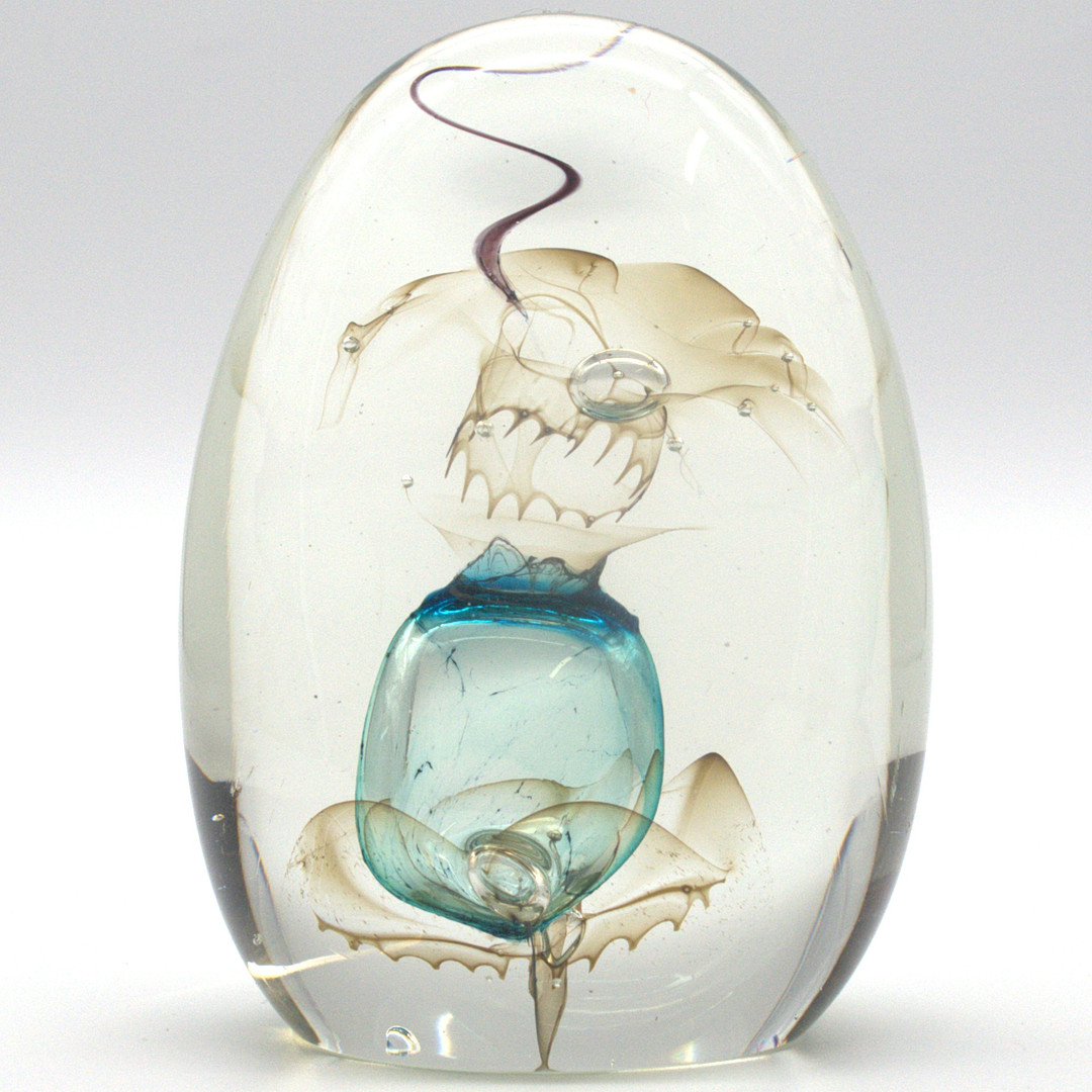 ATELIER PAVEL MOLNAR. DESIGNER GLAS BRIEFBESCHWERER, MIT ABSTRAKTEN EINSCHMELZUNGEN, DEUTSCHLAND UM 1990.