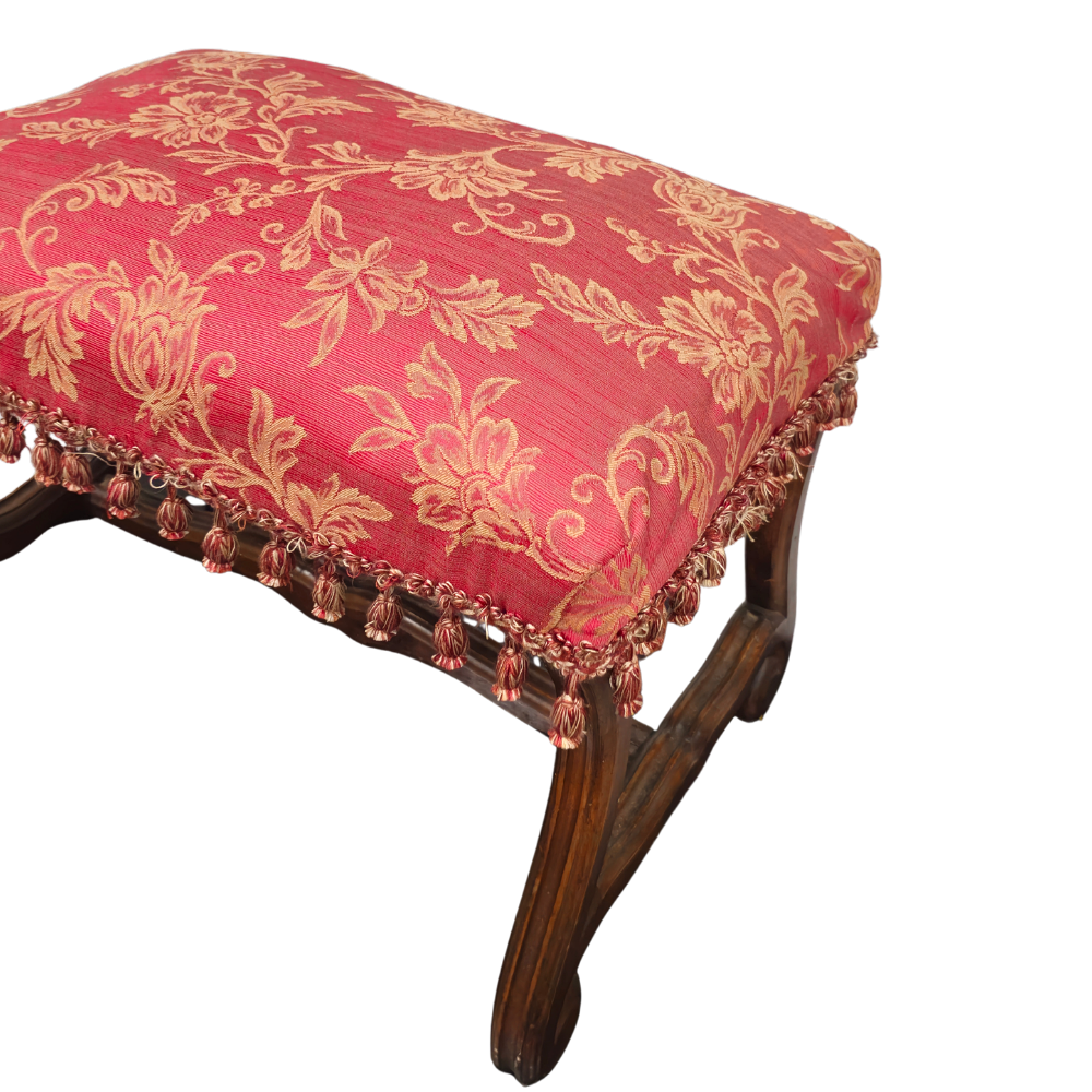 Banqueta en madera.