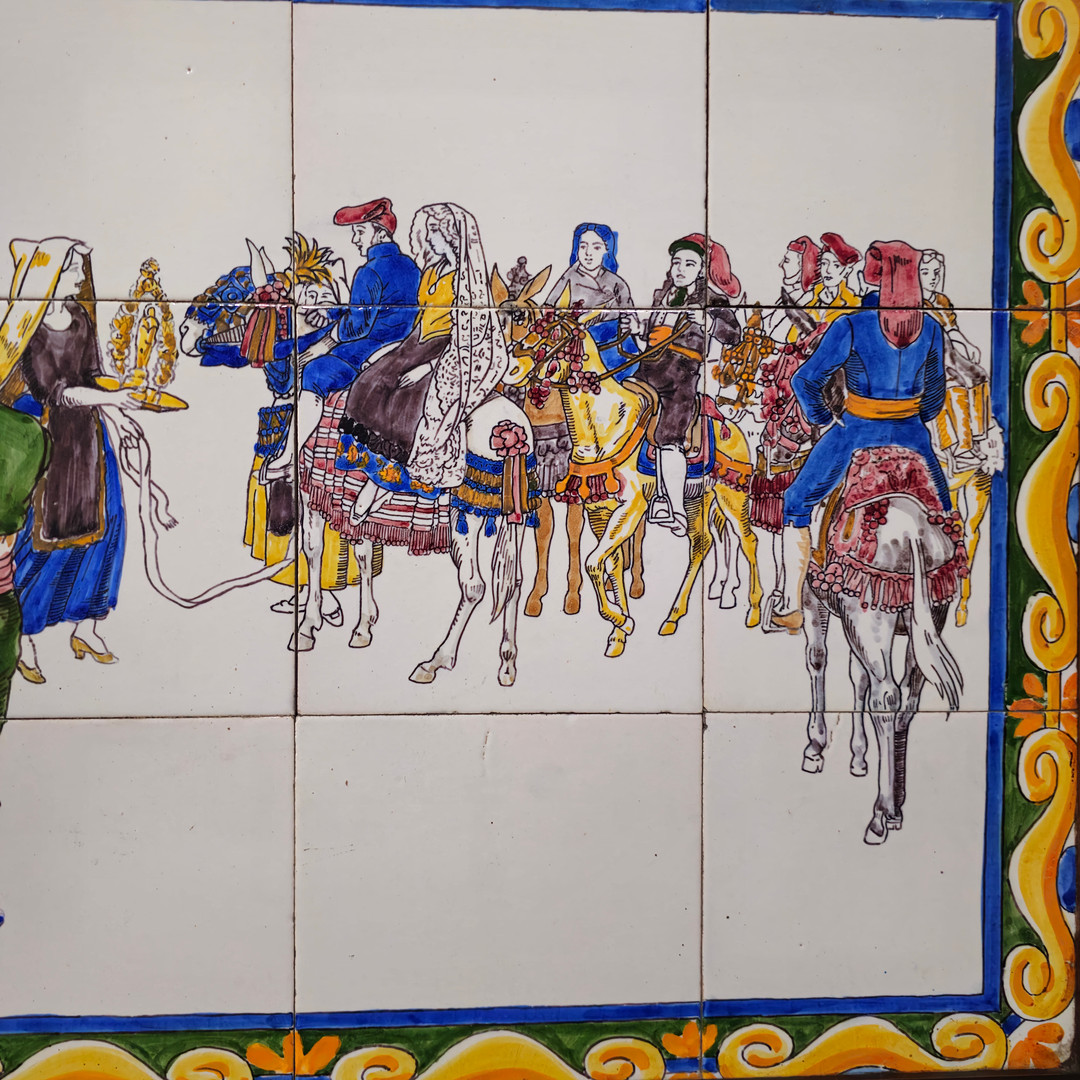 Azulejos enmarcados representando una boda.