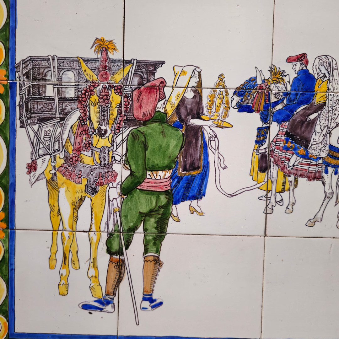 Azulejos enmarcados representando una boda.