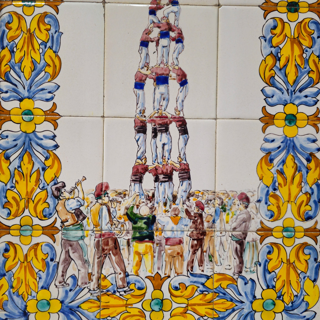 Azulejos enmarcados representando "Els castellers".