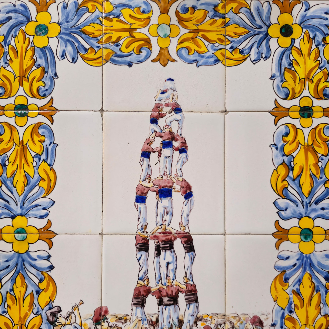Azulejos enmarcados representando "Els castellers".