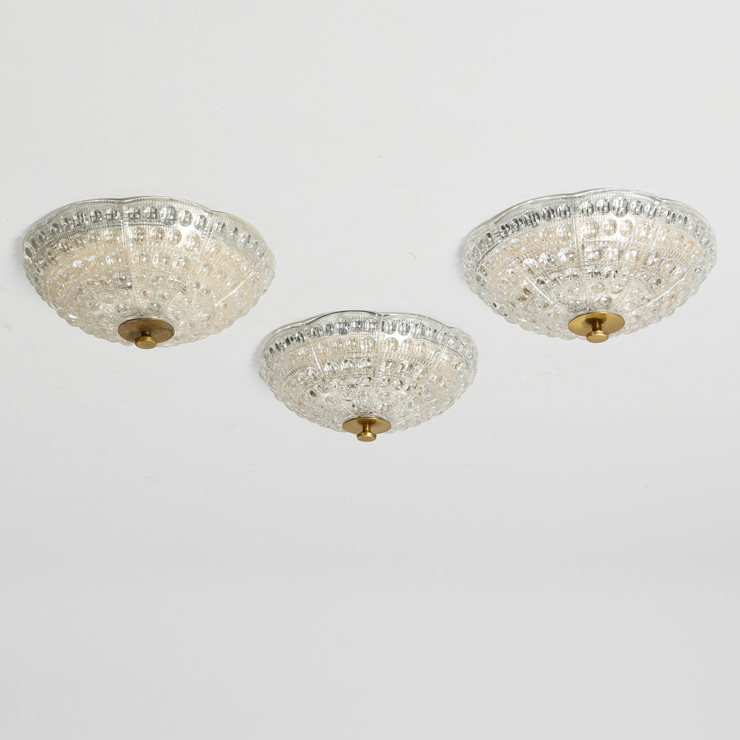 CARL FAGERLUND. Sæt af tre cirkulære plafonder af messing og formpresset glas, Orrefors for Lyfa, Danmark, ca. 1960'erne, (3).