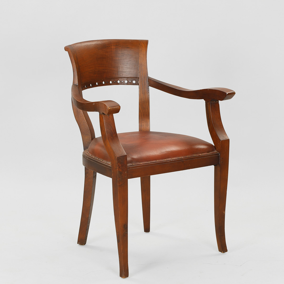 Armstol med stel af mahogni, sæde betrukket med brunt læder, Biedermeier, ca. 1920'erne.