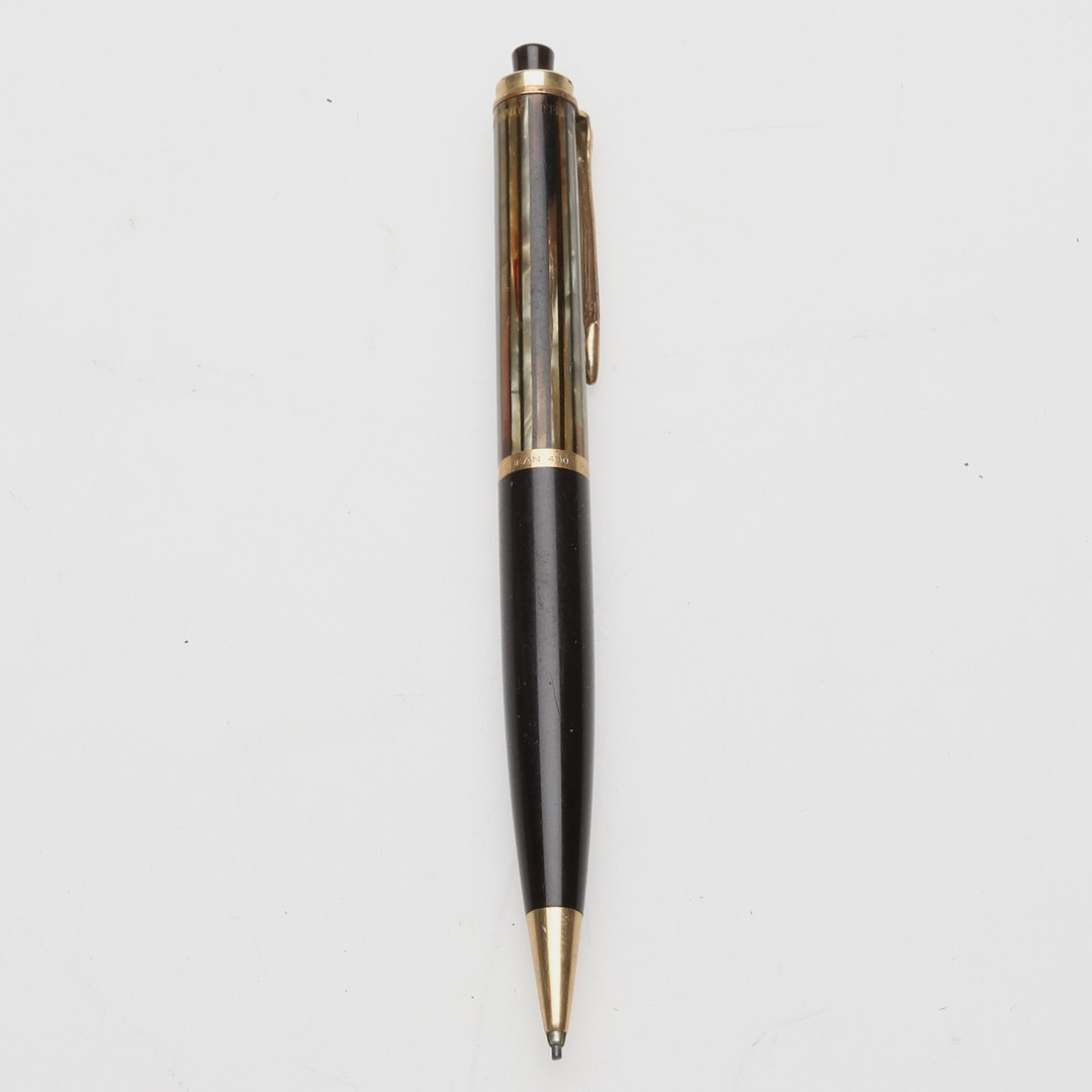 STIFTPENNA. Pelikan 450, sköldpadsmönstrad med guldförgyllda detaljer, 1950/60-tal.