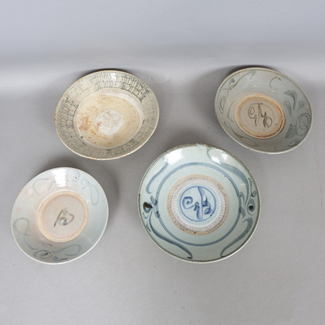 A TEK SING CHINESE SHALLOW BOWL, TWO CHINESE ZHANGZHOU SWATOW BOWLS AND A SIMILAR EXAMPLE (4).