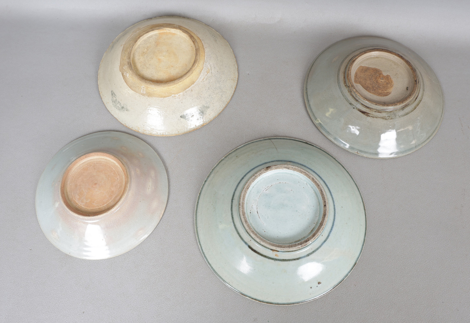 A TEK SING CHINESE SHALLOW BOWL, TWO CHINESE ZHANGZHOU SWATOW BOWLS AND A SIMILAR EXAMPLE (4).