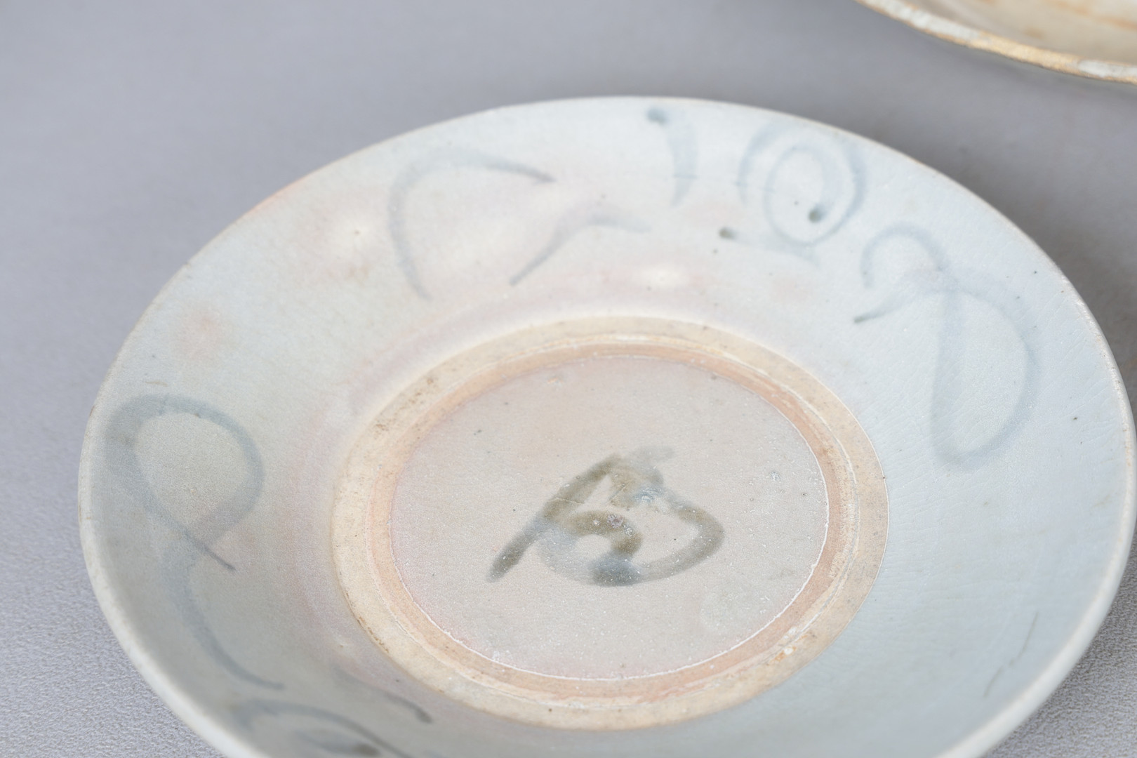 A TEK SING CHINESE SHALLOW BOWL, TWO CHINESE ZHANGZHOU SWATOW BOWLS AND A SIMILAR EXAMPLE (4).
