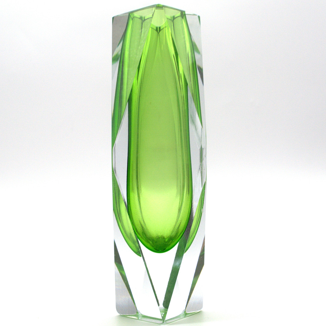 FLAVIO POLI. MURANO-GLASVASE, SOMMERSO, ITALIEN, UM 1950. FACETTIERTE WANDUNG, GRÜN TRANSPARENT.