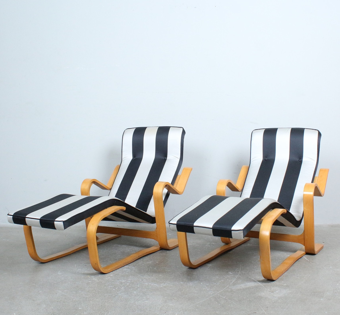 MARCEL BREUER. Paar Lounge Chair / Liege, Modell '' Isokon '' Birke, Stoff, 1960er.
