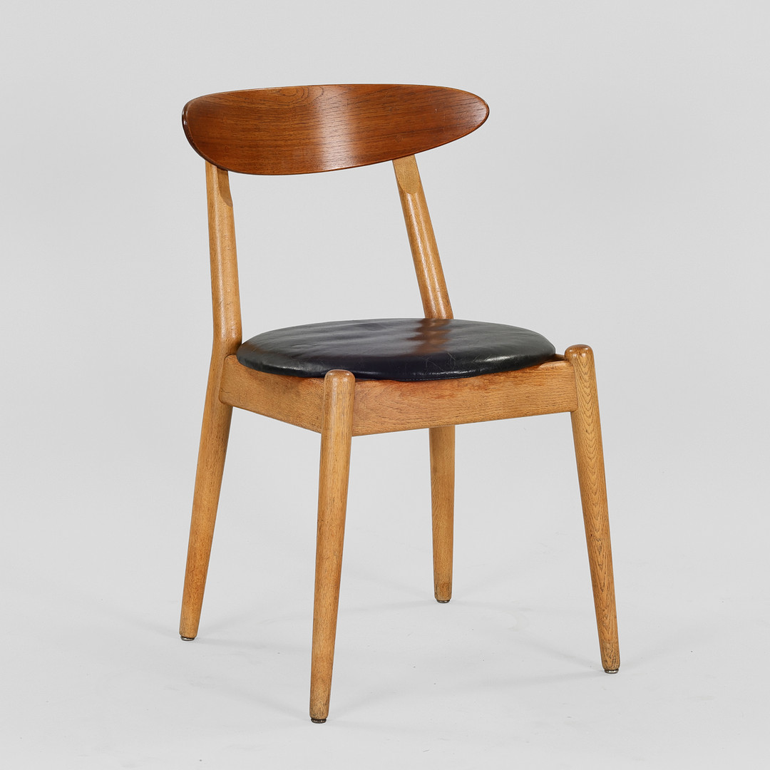 VILHELM WOHLERT & JØRGEN BO. 'Louisiana' stol af teak og eg, sæde med sort læder. Designet i 1958, produceret hos P. Jeppesen.