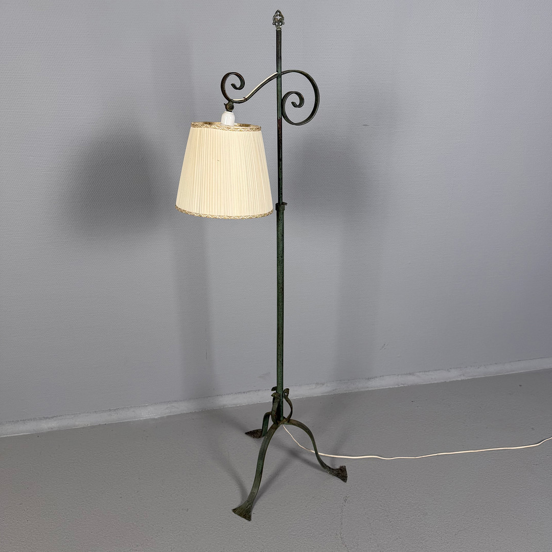 GOLVLAMPA, smide, 1900-tal mitt, grönpatinerat amide, höj/sänkbar.