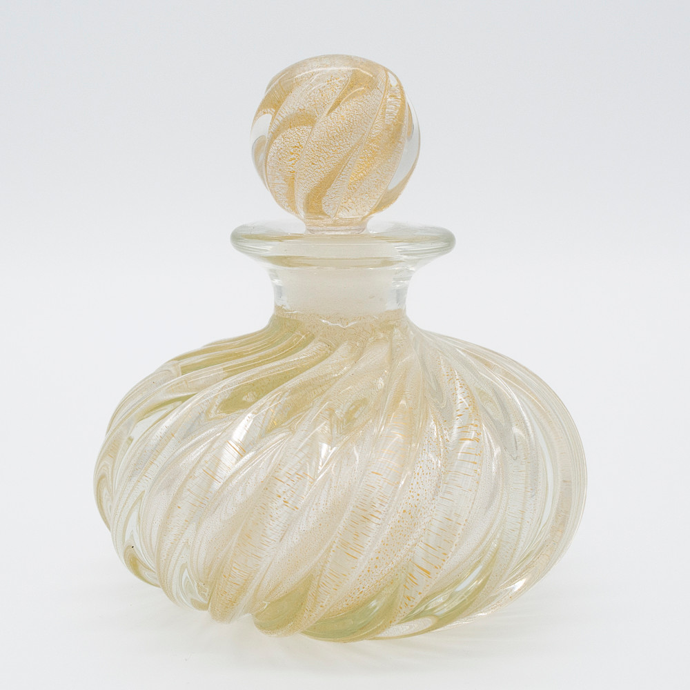 ARCHIMEDE SEGUSO. PARFUM FLACON, MURANOGLAS, FIRMA BAROVIER & TOSO AUS MURANO, MUNDGEBLASEN, KLARES, GEWIRBELTES GLAS MIT EINGEARBEITETEN GOLDPARTIKELN, AUS DICKWANDIGEM GLAS, 1950ER JAHRE.