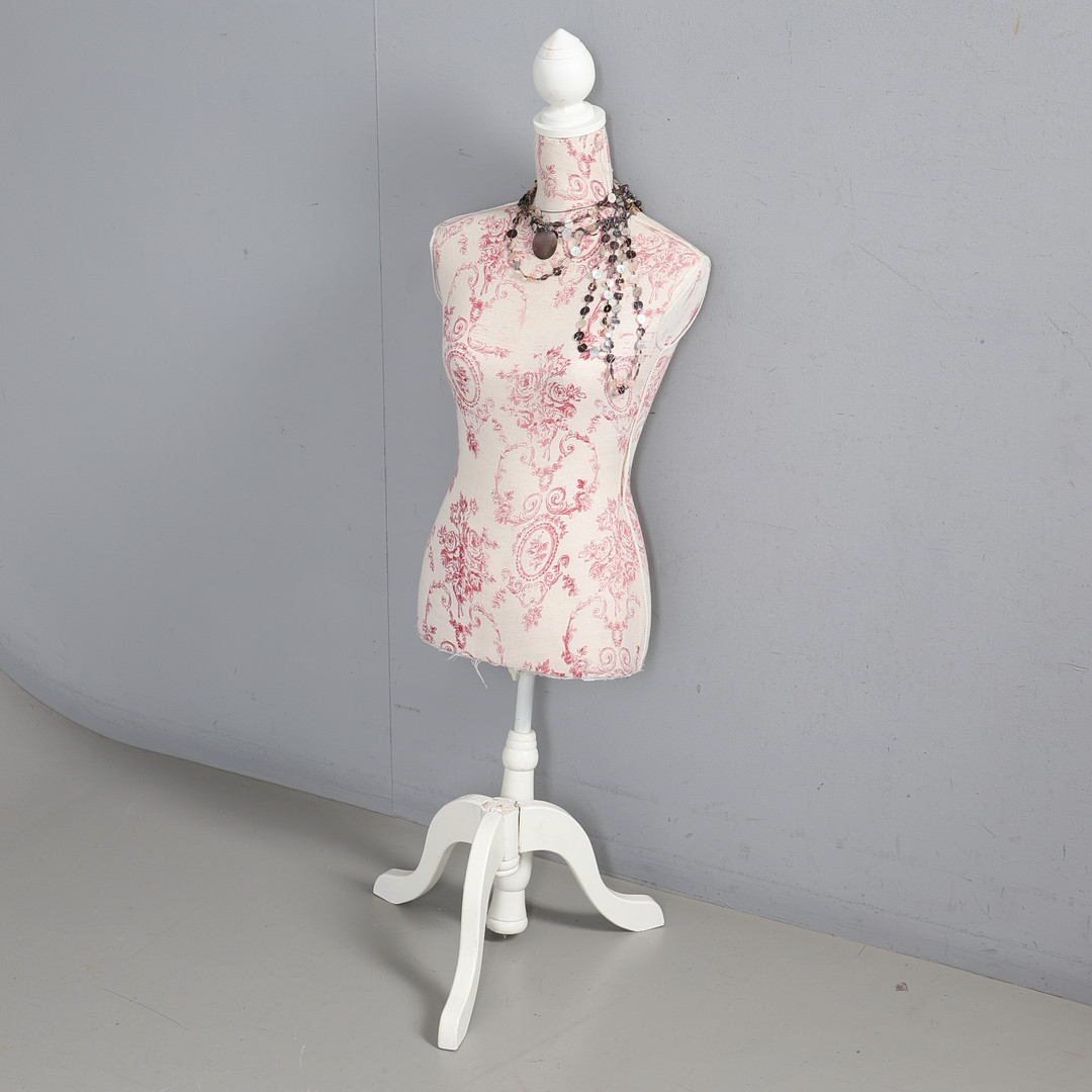 A LADIES MANNEQUIN.