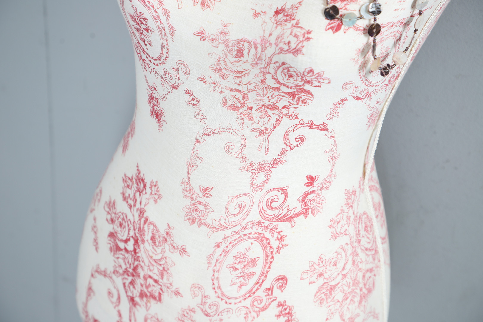 A LADIES MANNEQUIN.