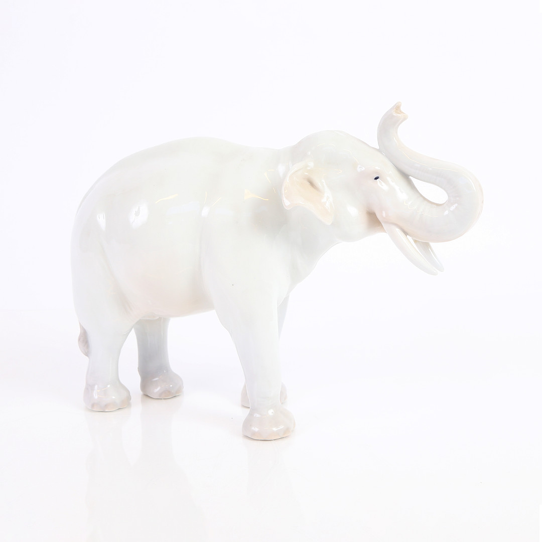 AXEL LOCHER. Royal Copenhagen. Hvid elefant af porcelæn, model 1373, 1900-tallets første fjerdedel.