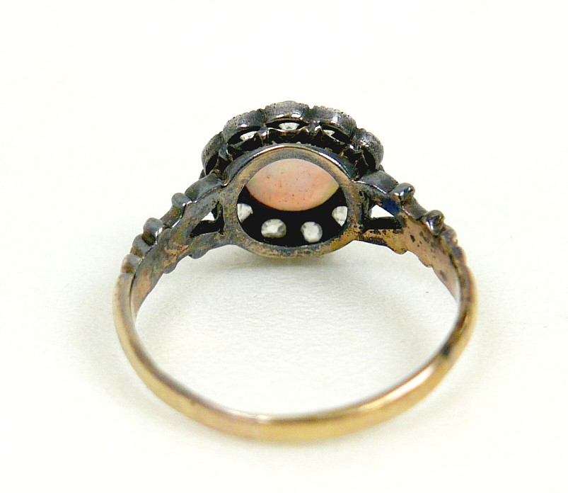 AN 18CT GOLD OPAL AND DIAMOND DAISY RING.