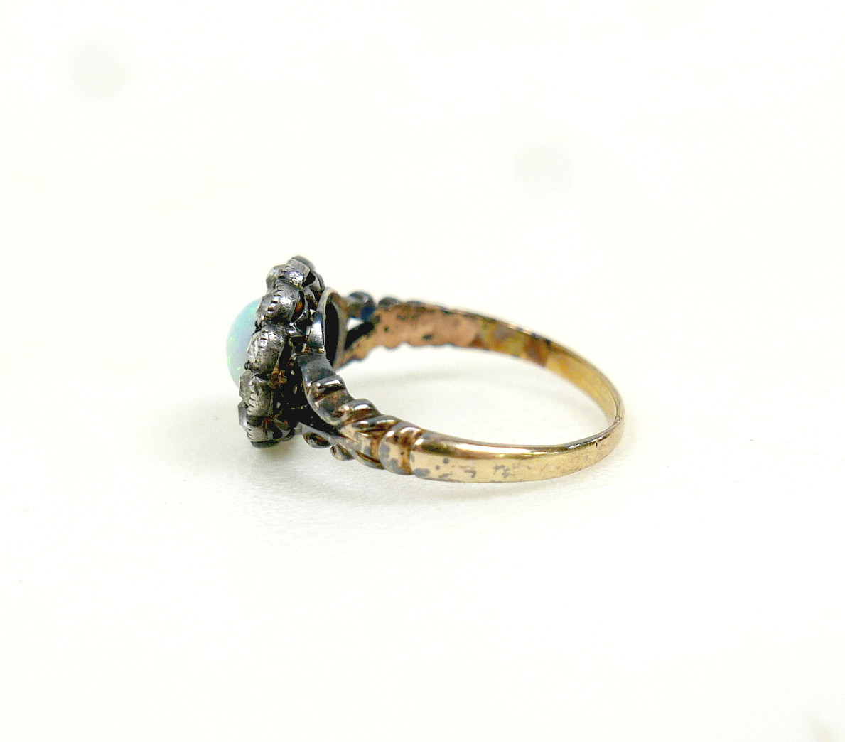 AN 18CT GOLD OPAL AND DIAMOND DAISY RING.
