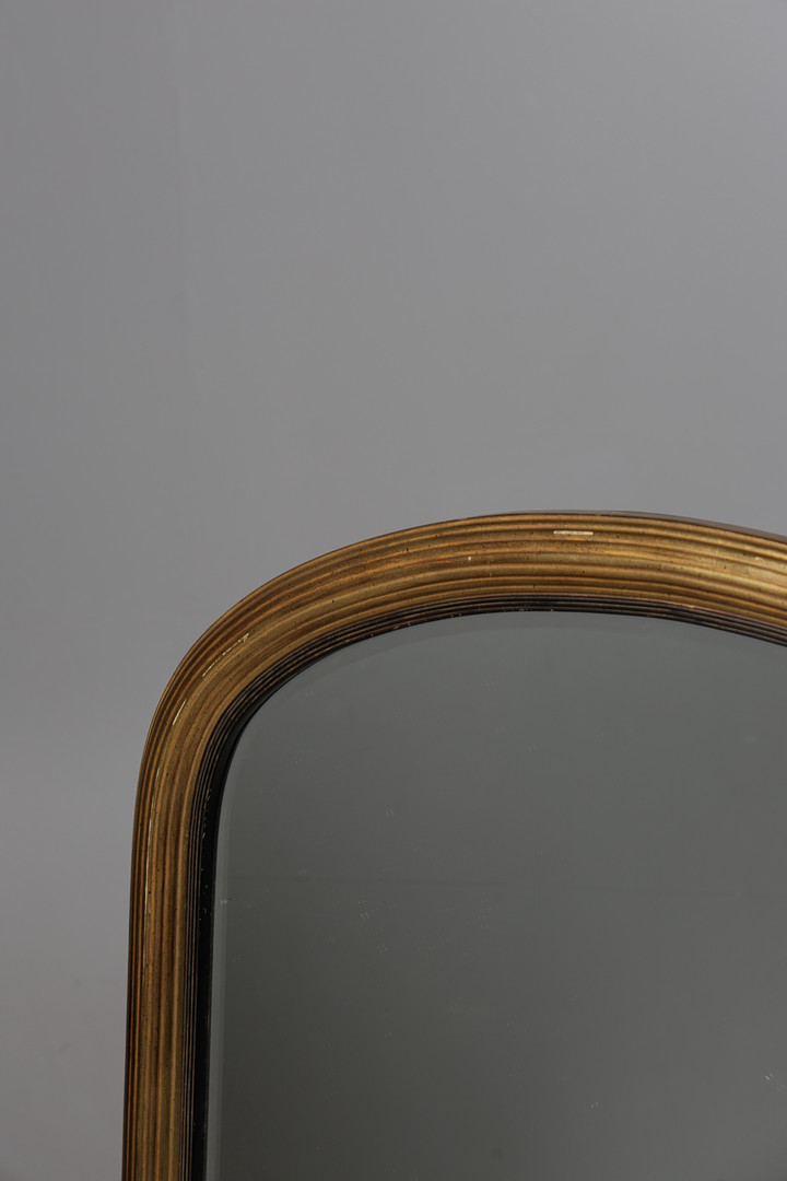 A REGENCY STYLE GILT WALL MIRROR.