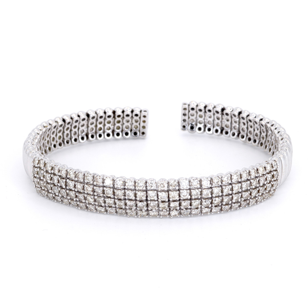 18CT DIAMOND BANGLE (5.40CT).