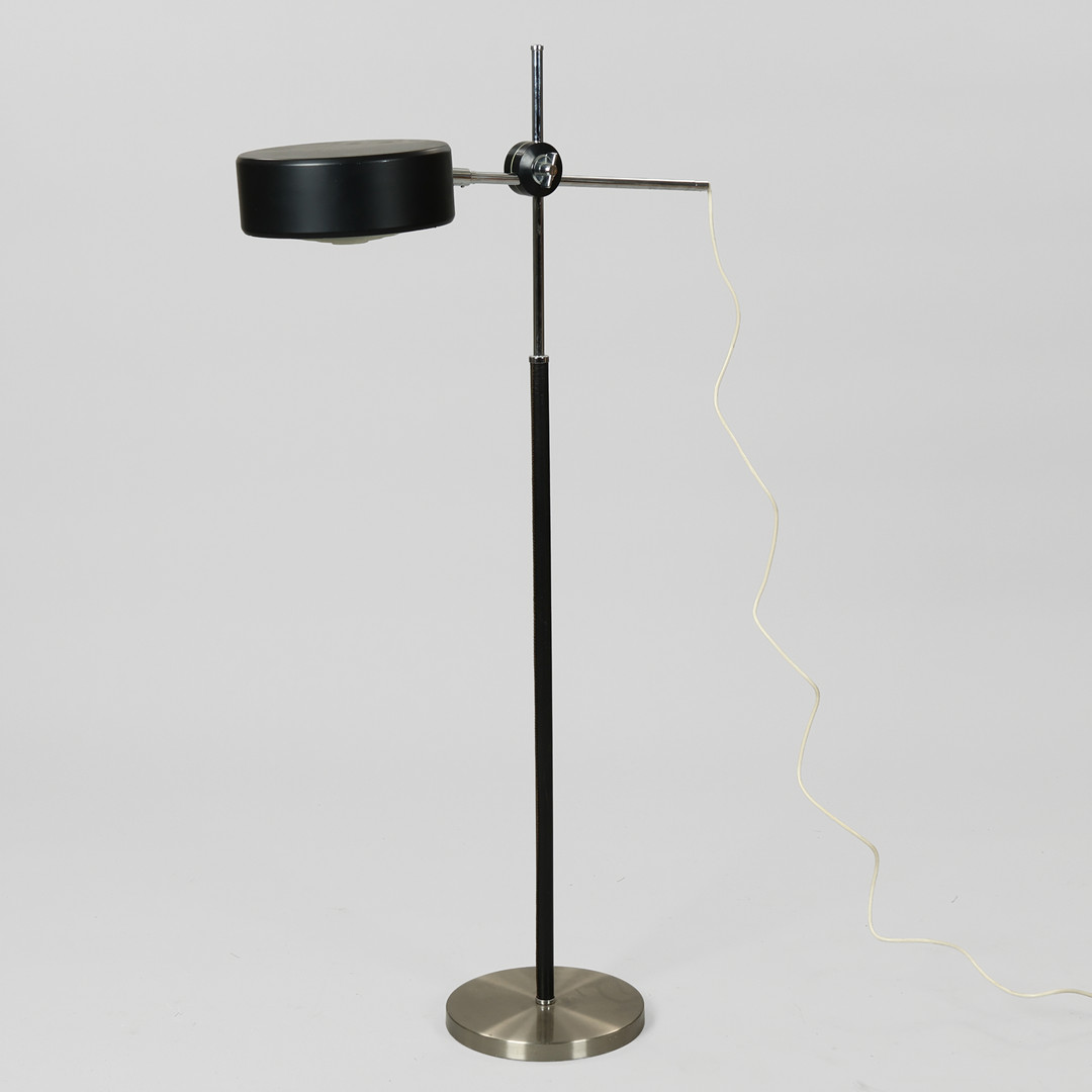ANDERS PEHRSON. "Simris", standerlampe af forkromet og sortlakeret metal, stamme beklædt med sort skind, model nr. 591, Ateljé Lyktan, Sverige, ca. 1900-tallets anden halvdel.