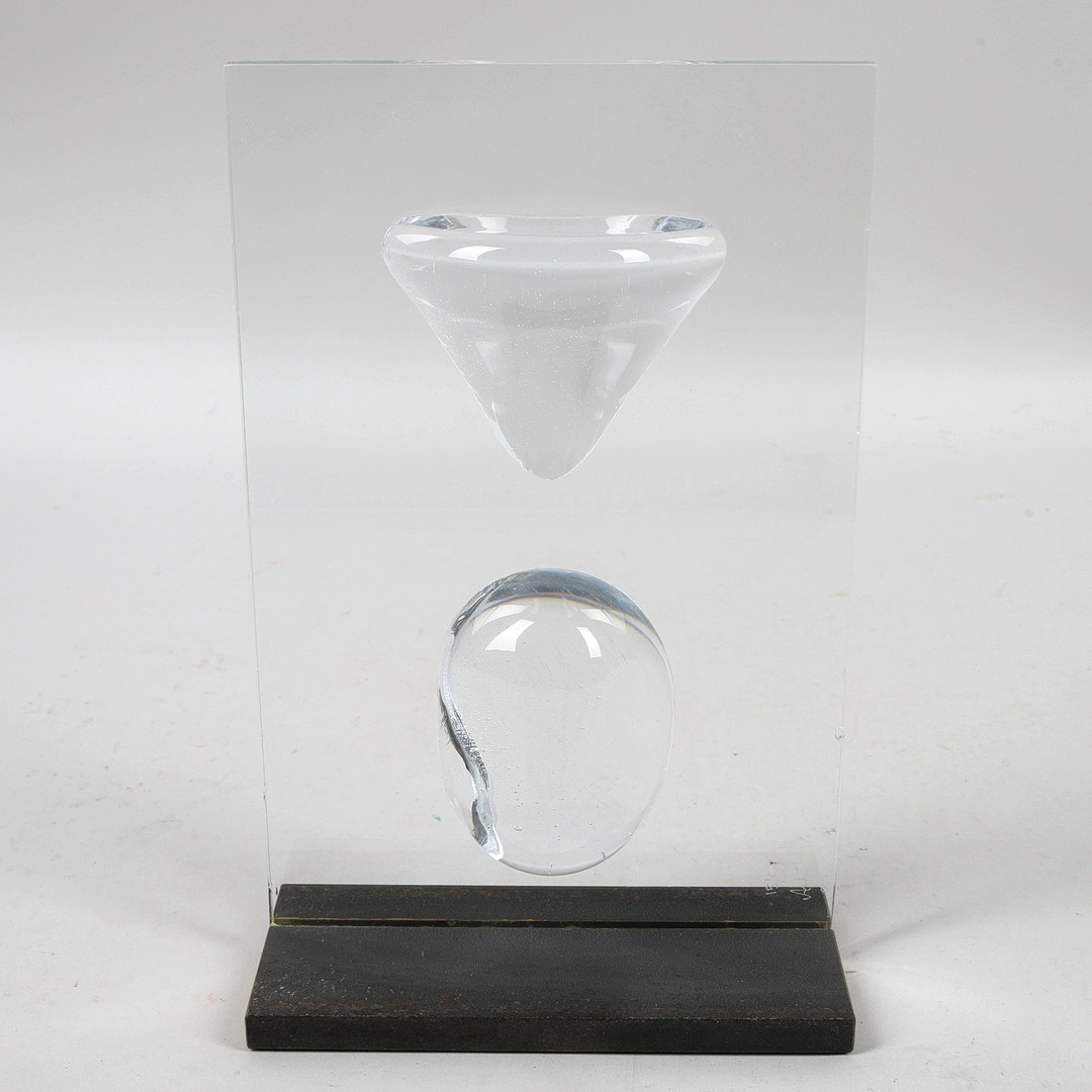 ANDERS WINGÅRD. Skulptur, glas & järn, signerad och daterad.
