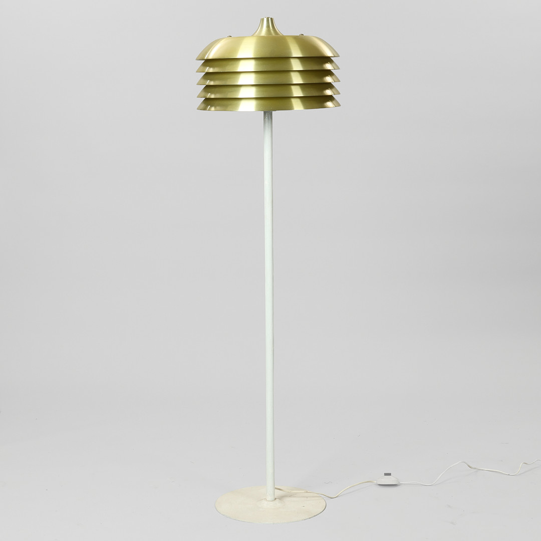 HANS-AGNE JAKOBSSON. Gulvlampe med skærme af messing, stamme og fod af hvidmalet metal, model G-178, HAJ Markaryd, Sverige, ca. 1970'erne.