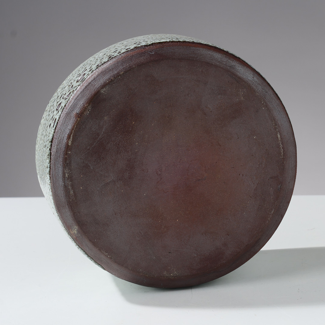 DORTHE MØLLER (1932-2010). Skål af hårdtbrændt rødler glaseret i lyse nuancer, eget værksted i Helsingør, Danmark, 1970/80'erne.