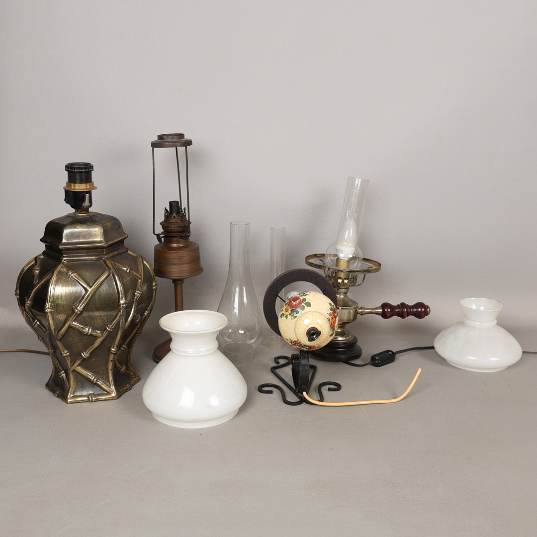 A COLLECTION OF LAMPS AND LIGHTING (QTY).