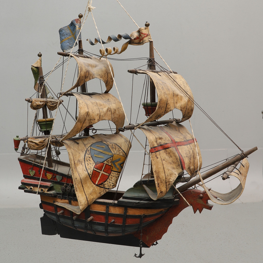 MODELLSKEPP, "Santa Maria", bemålat trä och textil, 1900-tal.