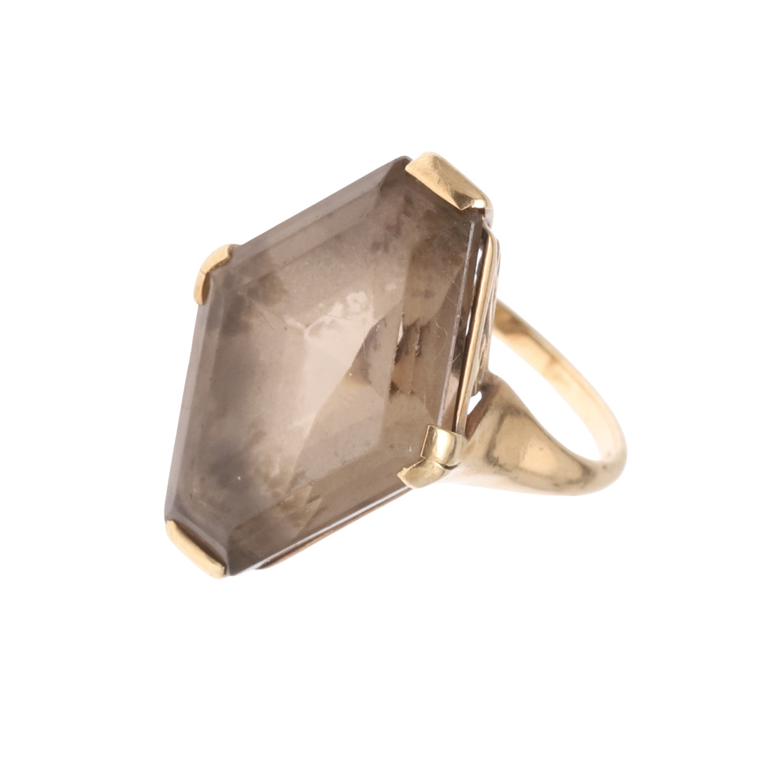 A 1960S 9CT GOLD AND SMOKY QUARTZ DRESS RING.