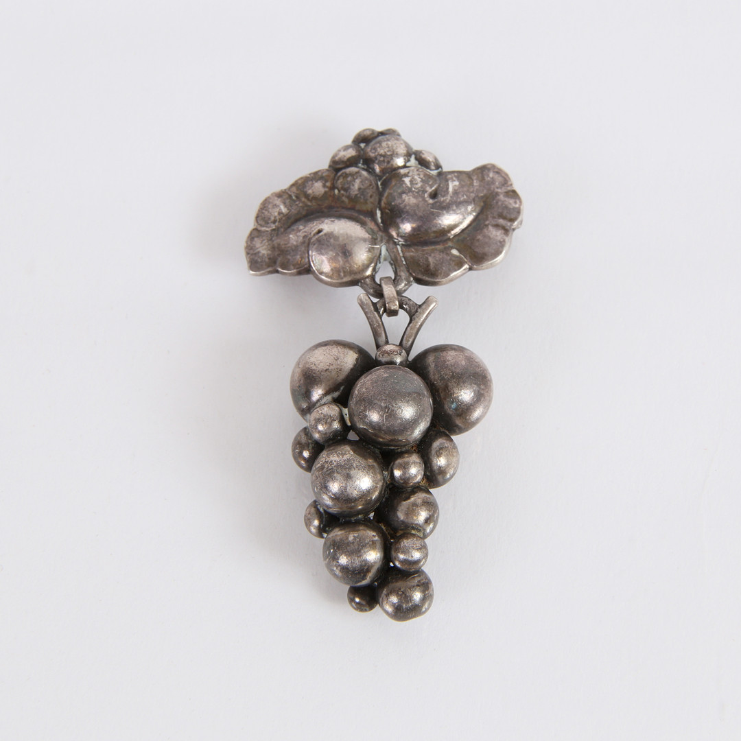 GEORG JENSEN. Druebroche af sterlingsølv, dessin 217B.
